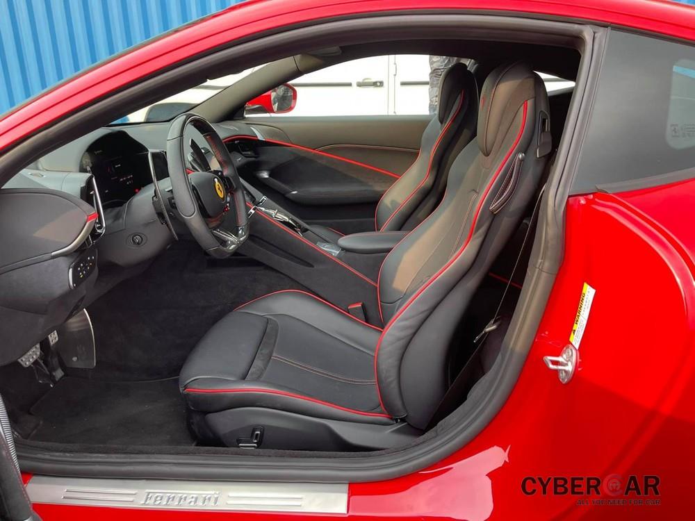 Siêu xe Ferrari Roma này có nội thất đen cùng sọc màu đỏ
