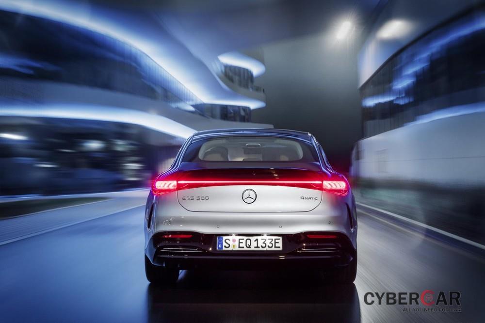 Mercedes-Benz EQS 2022 có hệ thống đánh lái cầu sau