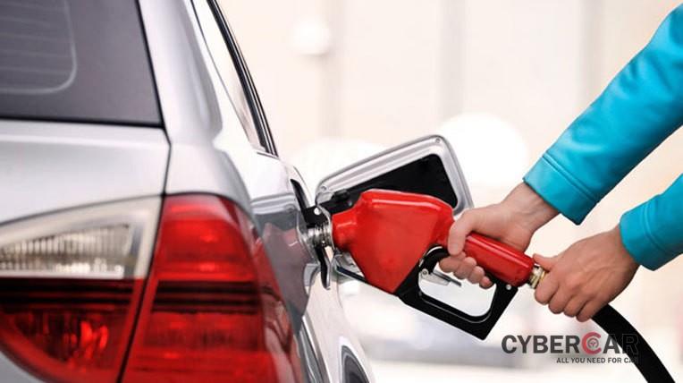 Bơm xăng ô tô bị hỏng sẽ khiến xe tốn nhiều nhiên liệu hơn.