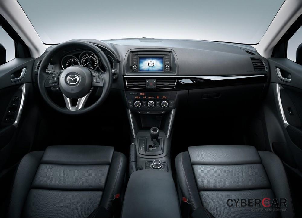Trang bị bên trong Mazda CX-5 2014 cũng nổi bật hơn nhiều đối thủ cùng phân khúc thời bấy giờ.