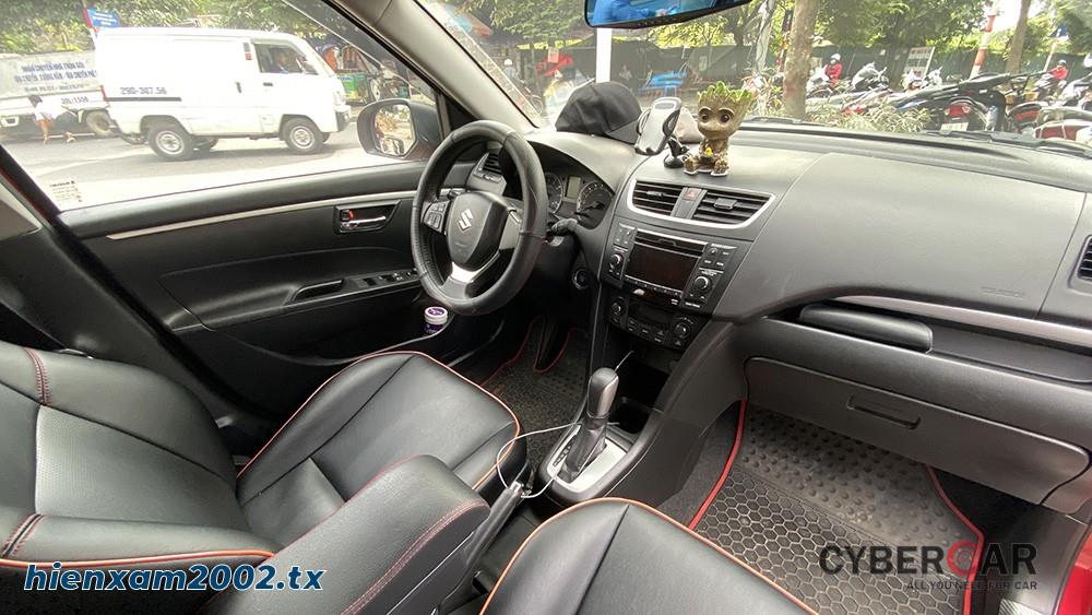Một chiếc xe Suzuki Swift đời 2015 trông khó nghèo nàn về tiện nghi bên trong.