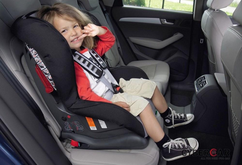 Ghế sau là vị trí ngồi an toàn trên xe ô tô cho trẻ