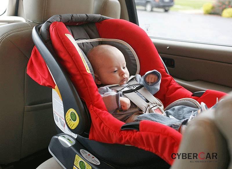 Ở bất kỳ vị trí ngồi trên xe ô tô, ghế chuyên dụng cho trẻ cần phải đặt quay ngược 