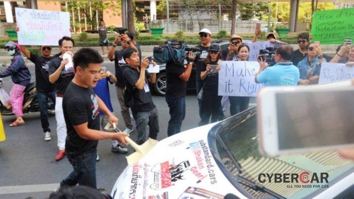 Khách hàng biểu tình phản đối Ford Thái Lan