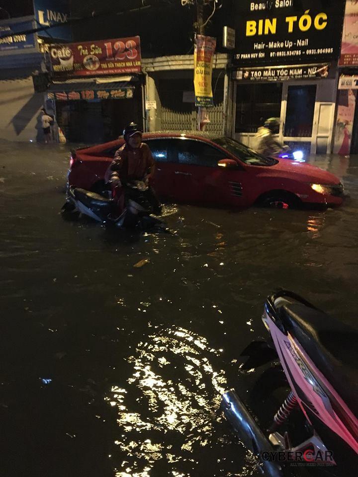 Người dân khốn khổ do mưa ngập tại đường Phan Huy Ích