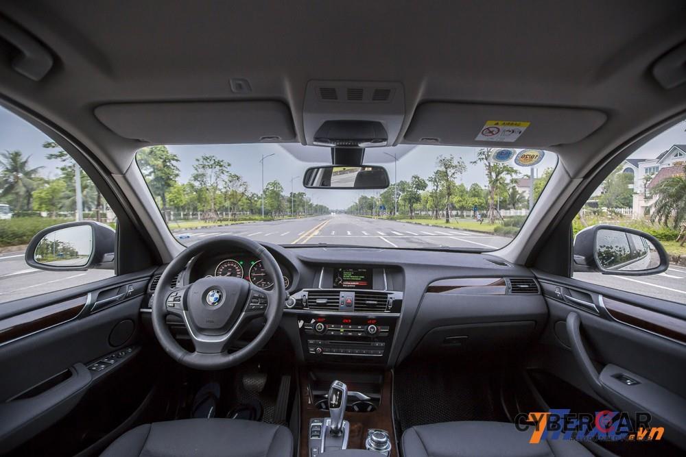 Nội thất BMW X3 xDrive20i không bắt mắt nhưng lại thực dụng và mang đến những gì mà hành khách trên xe cần cho một chuyến đi.