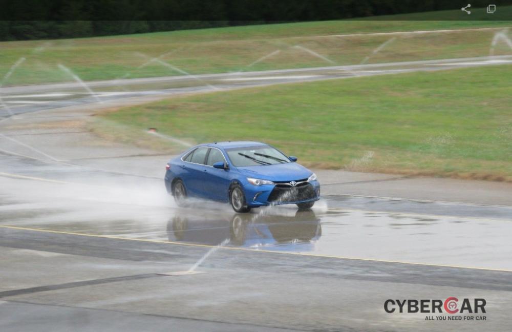 Toyota Camry trong thử nghiệm trên đường ướt