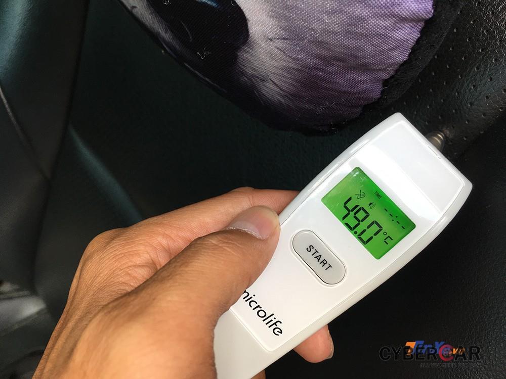 Nhiệt độ của ghế da trên xe cũng lên tới 49 độ.