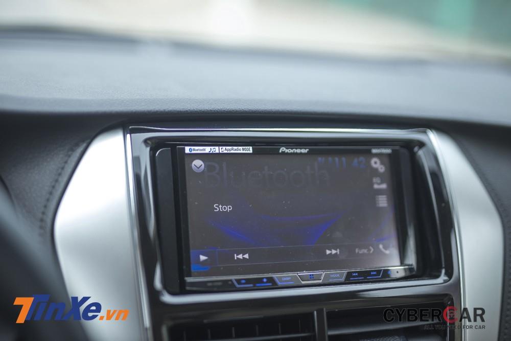 Sẽ khó quan sát với màn hình cảm ứng trung tâm trên Toyota Vios trong điều kiện ánh sáng gắt.