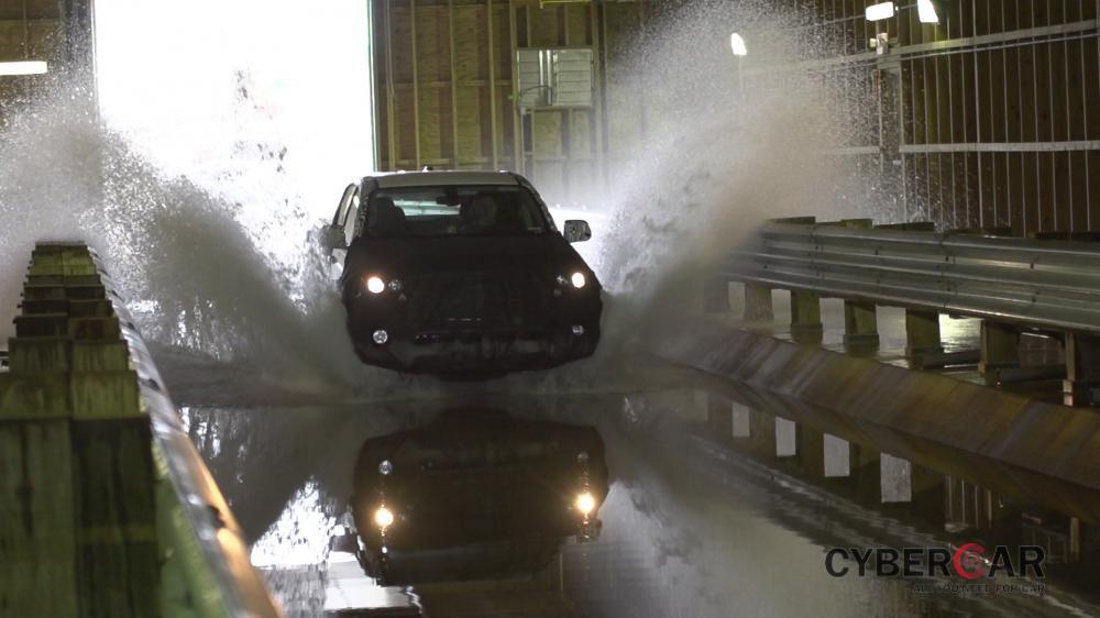 Chevrolet kiểm tra khả năng lội nước của Colorado và Trailblazer