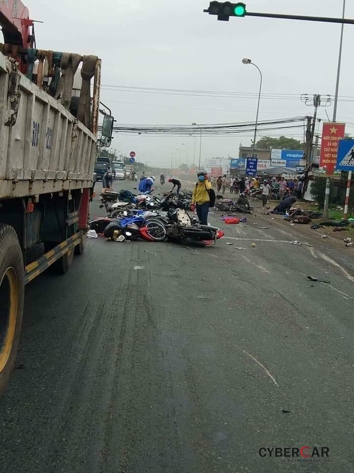 Hiện trường vụ tai nạn thảm khốc do xe container gây ra tại Bến Lức, Long An.