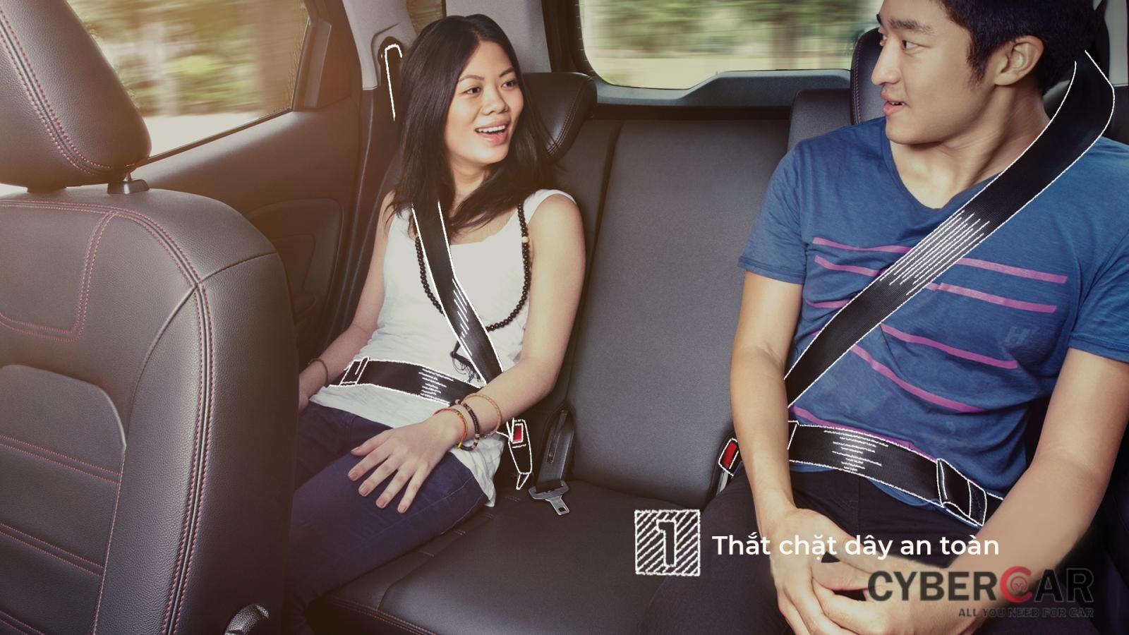 Quy tắc an toàn đầu tiên là thắt dây an toàn khi ngồi trong xe ô tô.