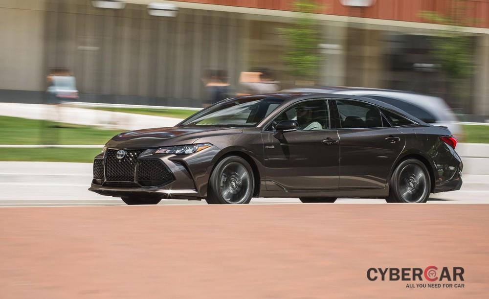 Phiên bản hybrid của Toyota Avalon tuy không có khả năng tiết kiệm nhiên liệu như Prius nhưng bù lại khả năng vận hành lại tốt hơn đến từ khối động cơ 2.5L