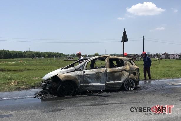 Hình ảnh chiếc Ford EcoSport tại Hà Tĩnh bị cháy trơ khung ngày 17/5 vừa qua (Ảnh: Báo Hà Tĩnh)