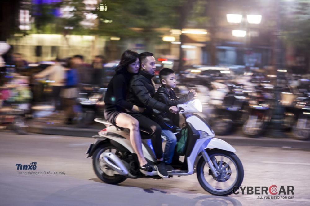 Không sử dụng mũ bảo hiểm hoặc sử dụng mũ bảo hiểm không đúng tiêu chuẩn là một điều thường thấy ở người lái xe máy Việt Nam.