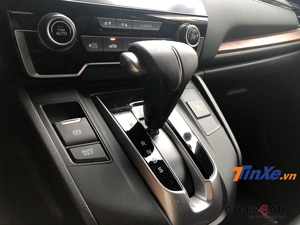 Kích hoạt hệ thống tự động kéo phanh tay điện tử khi dừng xe tắt máy sẽ mang lại sự thuận tiện, an toàn hơn cho các chủ xe đang sở hữu Honda CR-V Turbo 2019.