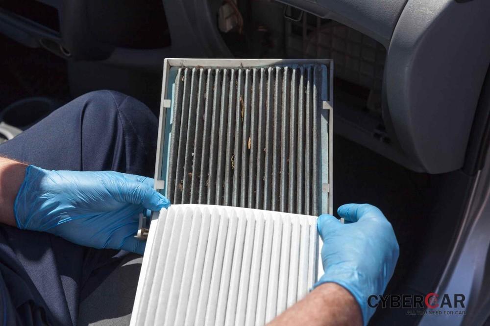 Lọc gió điều hoà trên ô tô thông thường có thể loại bỏ bụi bẩn và các tạp chất trước khi đưa vào bên trong xe.
