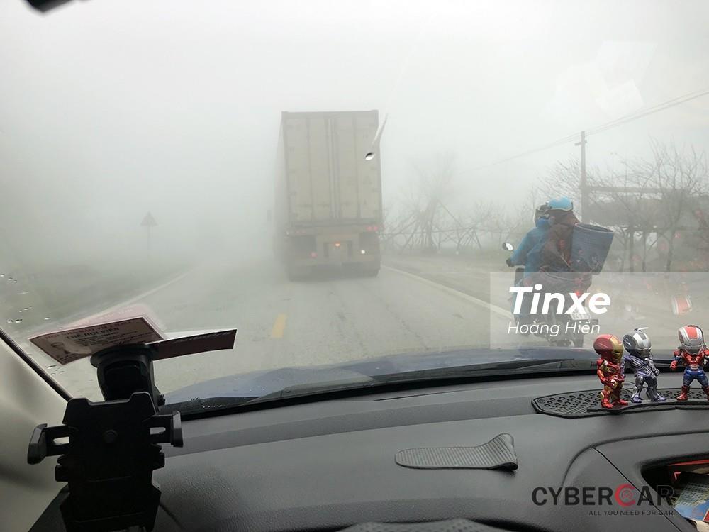 Tầm nhìn trong sương rất kém nên các lái xe chú ý sử dụng cả đèn sương mù để tăng khả năng quan sát mặt đường và tăng khả năng nhận biết với các xe đối diện.
