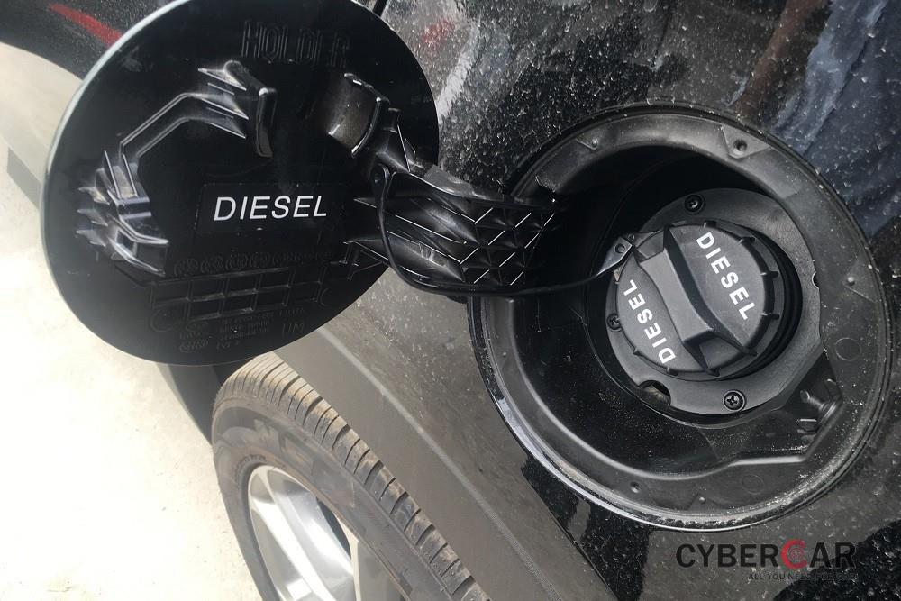 Ký hiệu Diesel in trên nắp bình đựng nhiên liệu của xe sử dụng máy dầu