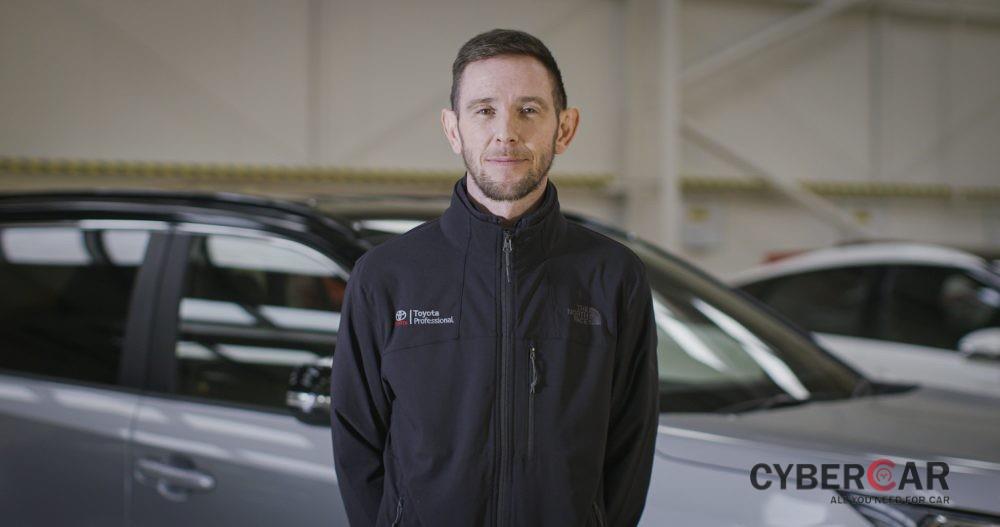 Anh Ben Murphy - chuyên gia chăm sóc ô tô của Toyota chi nhánh Anh quốc