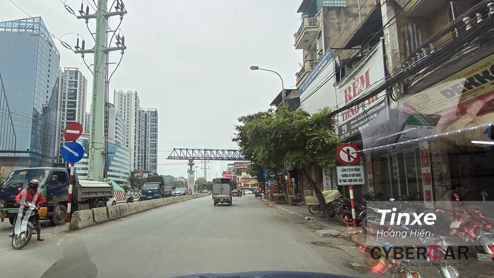 Biển báo cấm ô tô đi thẳng được đặt tại vị trí trước ngã tư Tam Trinh - Minh Khai.
