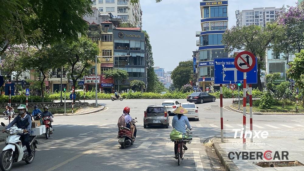 Các lái xe muốn rẽ phải từ Vạn Bảo đi Nguyễn Chí Thanh phải rẽ vào đường Kim Mã bên dưới vì biển báo 137 không cho phép rẽ trái và đi thẳng.