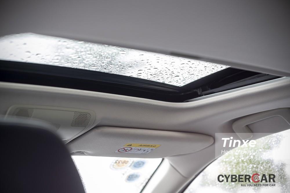 Cửa sổ trời một phần thường gặp trên các mẫu xe phổ thông.