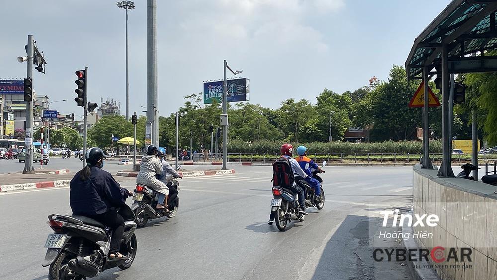 Đường nhánh rẽ phải từ Giải Phóng vào Đại Cồ Việt có đèn tín hiệu giao thông, các lái xe cần chú ý chấp hành theo hiệu lệnh của đèn.