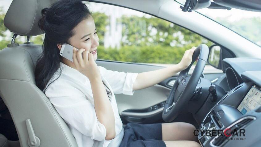 Sử dụng điện thoại khi đang lái xe ô tô có thể bị phạt tới 2 triệu đồng.