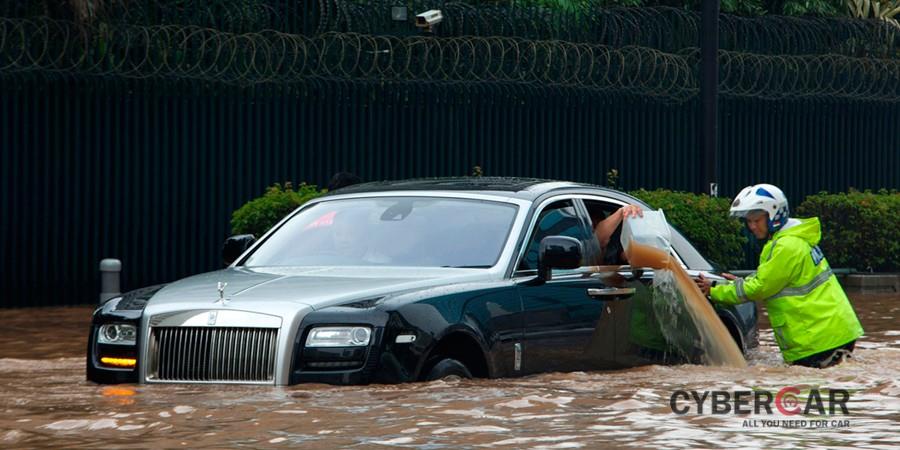 Nếu xe thường xuyên di chuyển, sử dụng ở những nơi ngập lụt thì các chủ xe nên mua thêm gói bảo hiểm thuỷ kích cho xe ô tô.