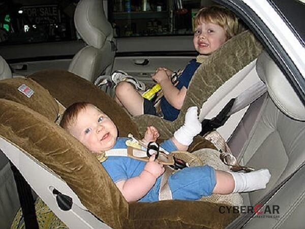 Cho trẻ nhỏ ngồi trên ô tô đúng cách như thế nào?