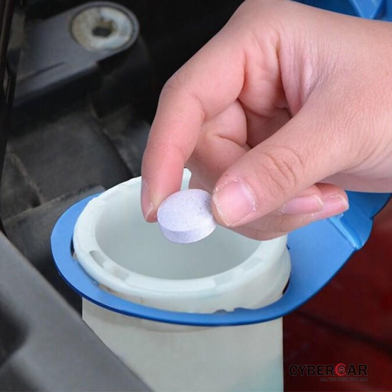 Viên sủi nước rửa kính ô tô cũng được nhiều người sử dụng.