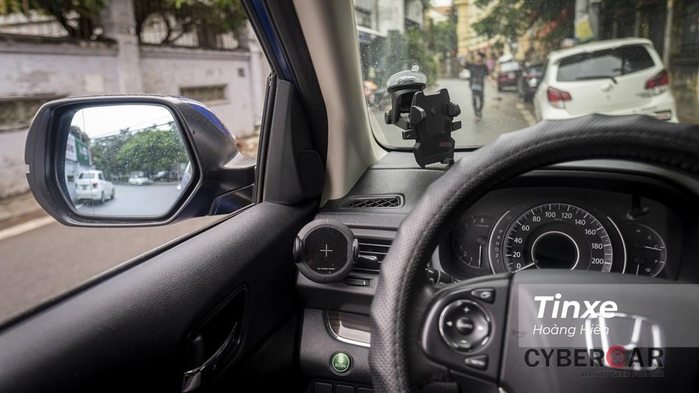 Các lái xe nên điều chỉnh gương chiếu hậu sao cho có thể nhìn thấy một chút thân xe phía sau, để lại khoảng 90% diện tích bề mặt gương để có góc nhìn tối ưu nhất.