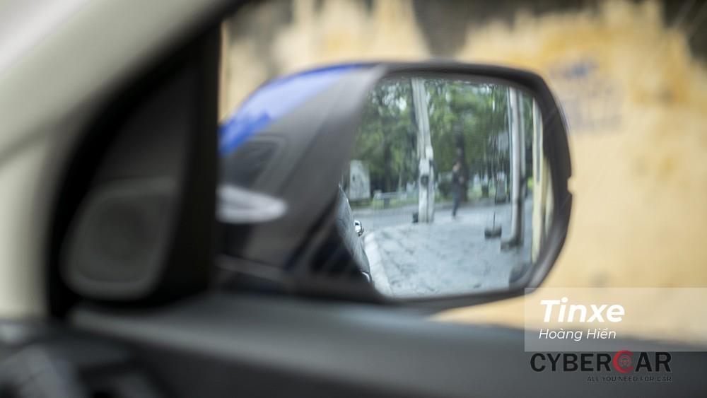 Với cách điều chỉnh gương chiếu hậu như vậy, người lái xe sẽ có tầm nhìn tốt hơn khi quan sát phía sau.