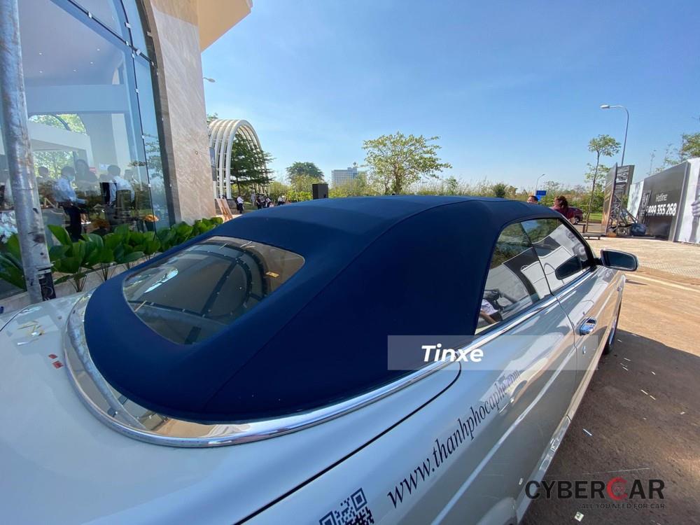 Mui xe Bentley Azure của Đặng Lê Nguyên Vũ có màu xanh dương đậm rất nổi bật