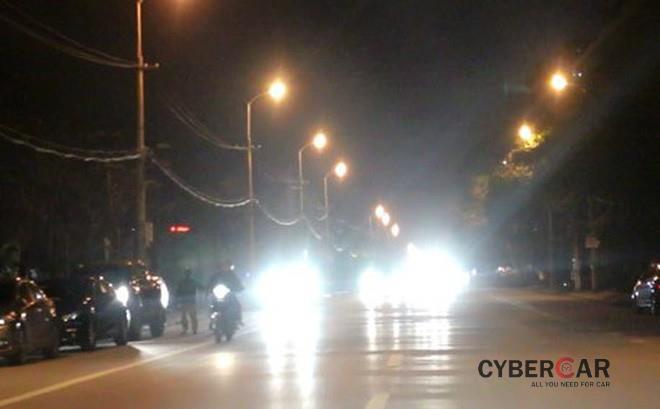 Tình trạng sử dụng đèn pha - đèn chiếu xa trong phố gây nguy hiểm cho người khác