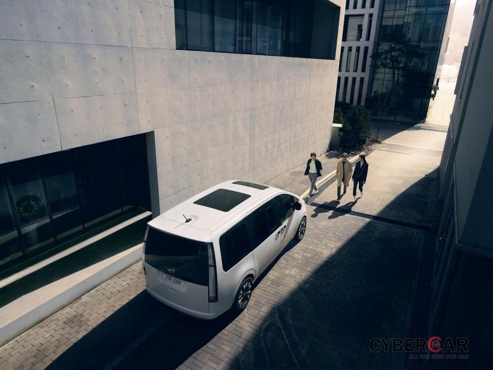 Hyundai Staria 2021 có cửa sổ trời 2 mảnh