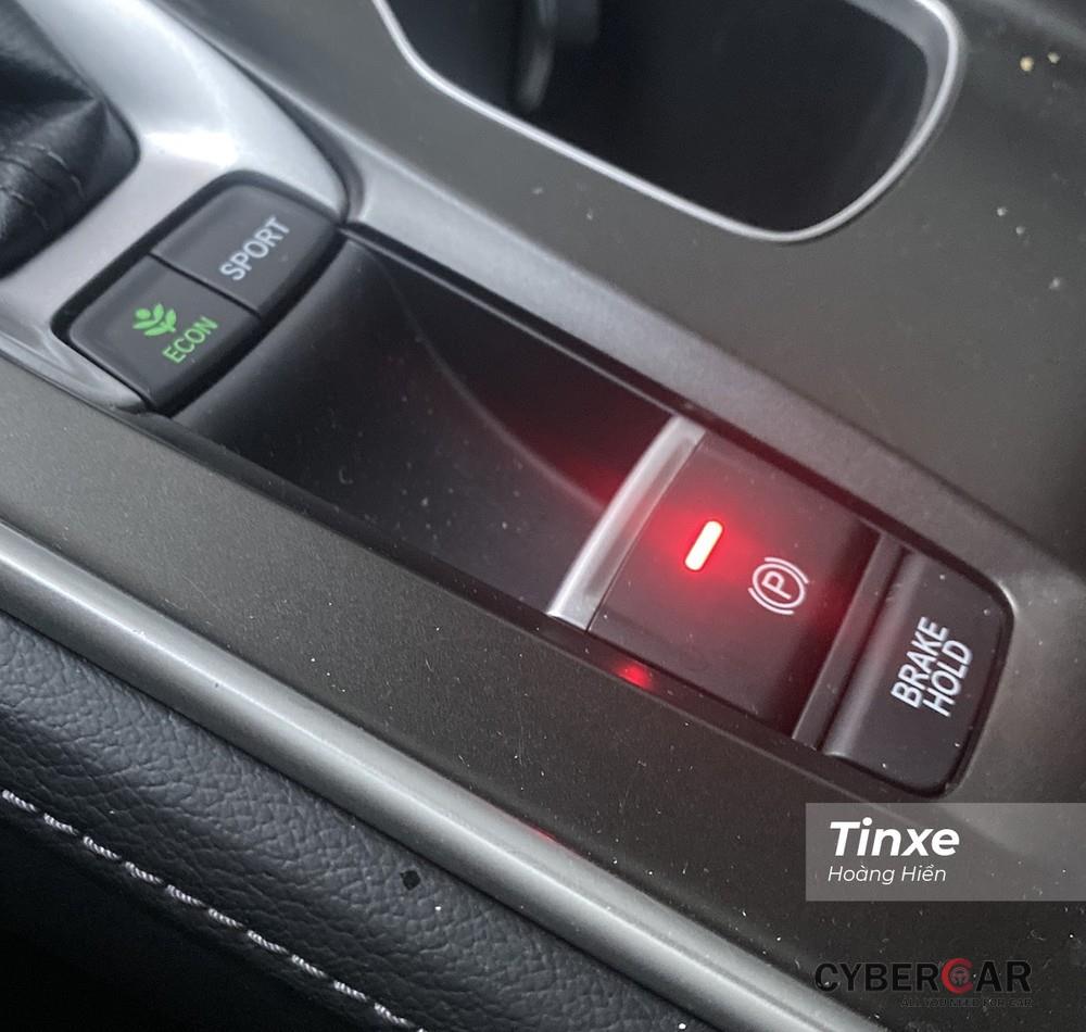 Phanh tay tự động Auto Hold/Brake Hold sẽ giúp người lái xe thoải mái hơn khi dừng đèn đỏ.