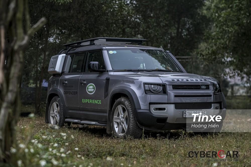Land Rover Defender 2020 đã có mặt tại Việt Nam thông qua con đường phân phối chính hãng với giá bán khởi điểm từ 3,8 tỉ đồng.