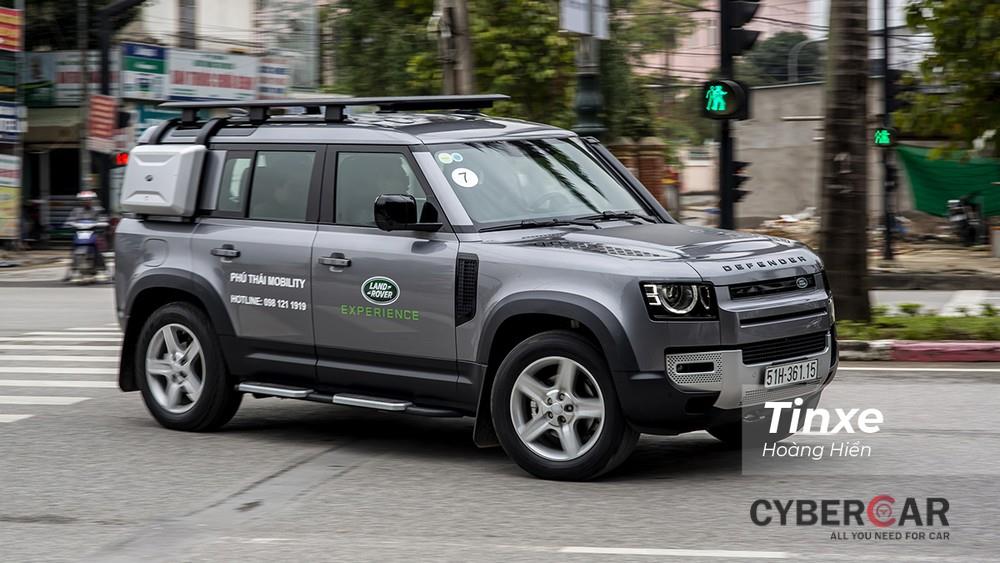 Mặc dù to lớn nhưng Land Rover Defender lại cho thấy khả năng vận hành linh hoạt khi di chuyển trong phố.