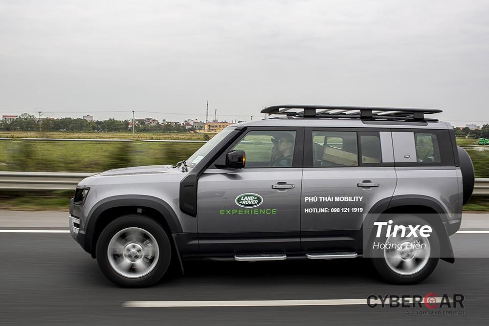 Trên cao tốc, Land Rover Defender cho cảm giác lái chắc chắn, cách âm tốt khi di chuyển ở tốc độ cao.