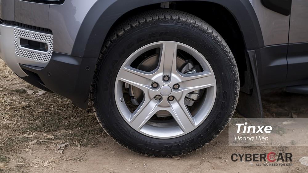 Land Rover Defender được trang bị vành hợp kim 5 chấu kích thước 20 inch với cảm biến áp suất lốp tích hợp sẵn.
