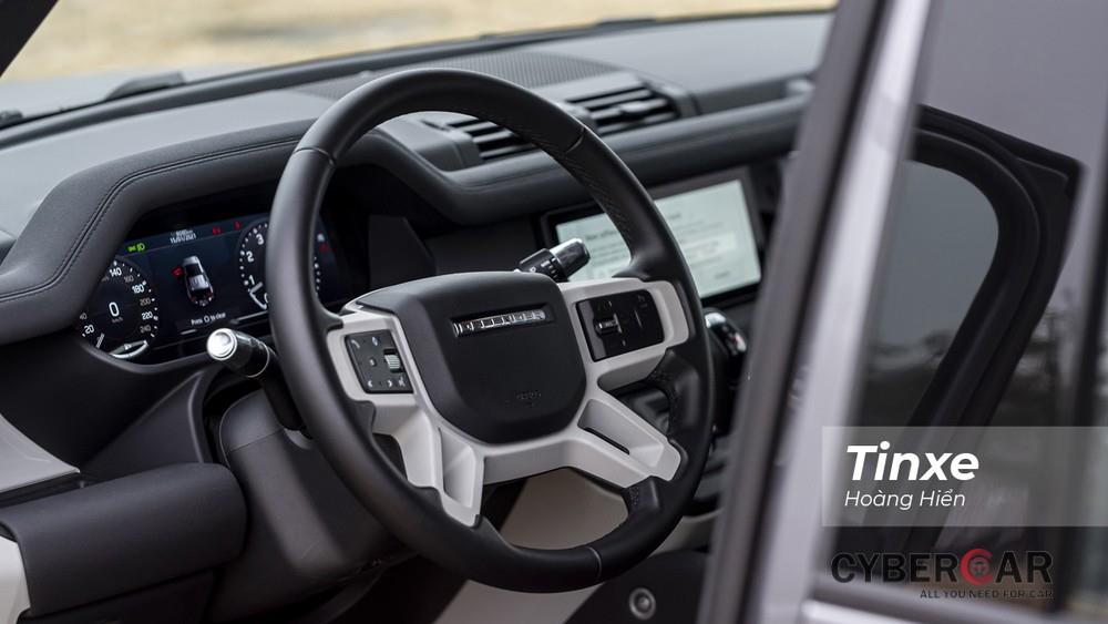 Vô-lăng 4 chấu tạo cảm giác mạnh mẽ cho không gian nội thất bên trong Land Rover Defender.