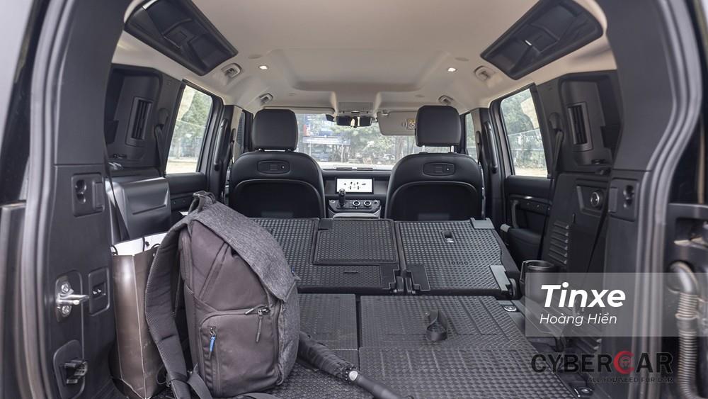 Với không gian đủ cho 7 chỗ ngồi, Land Rover Defender tạo cảm giác rộng rãi.