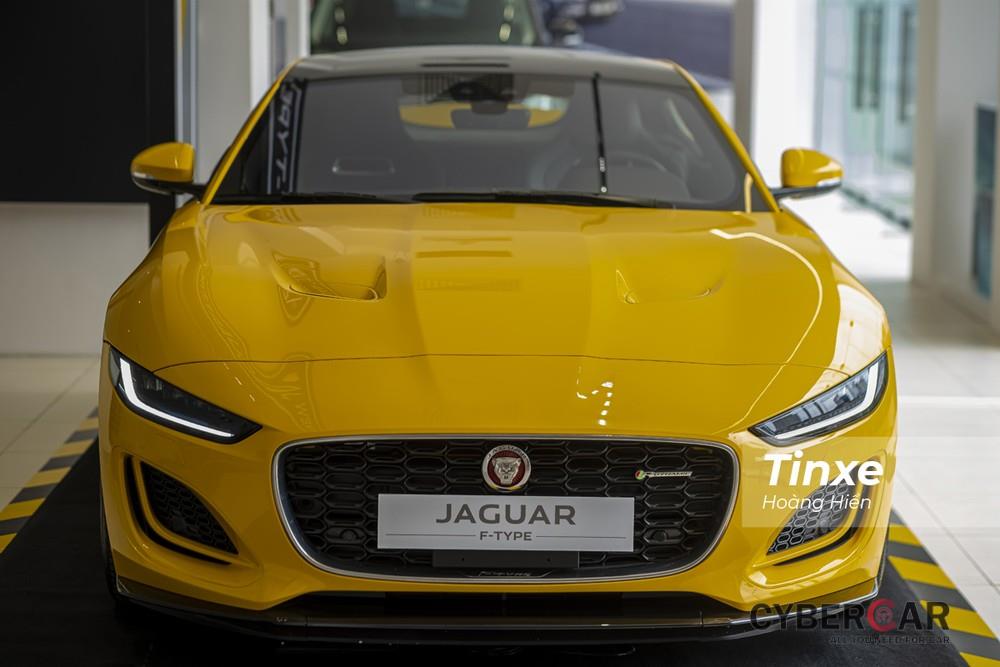Phần đầu xe vừa mạnh mẽ lại vừa thời trang của Jaguar F-Type 2021.