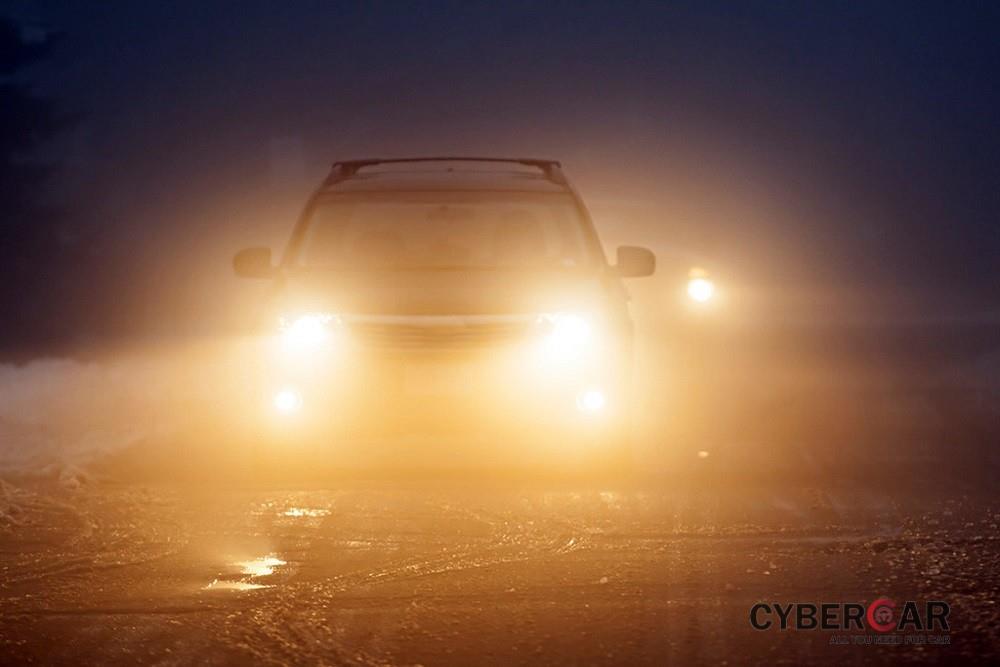 Kinh nghiệm lái xe đường dài an toàn - sử dụng đèn xe hợp lý