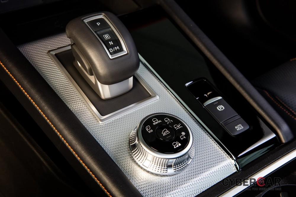 Núm xoay chọn chế độ lái và cần số điện tử của Mitsubishi Outlander 2021