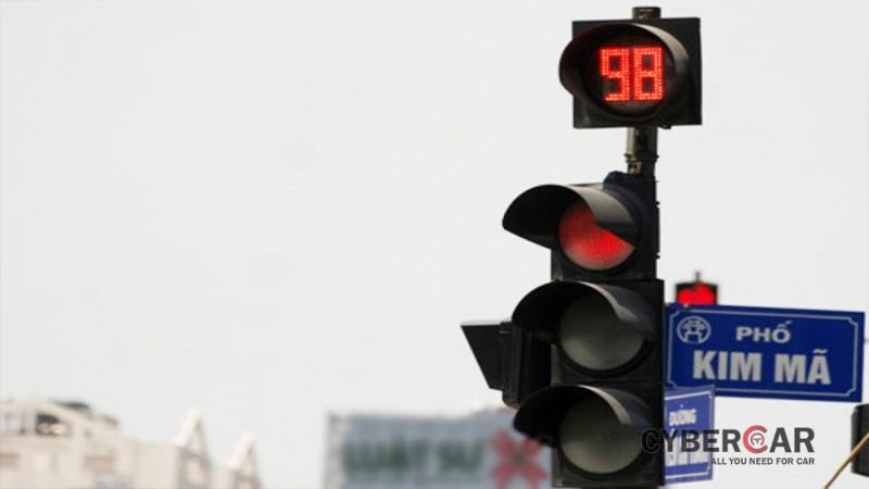 Vượt đèn đỏ hay vượt đèn vàng đều bị xử phạt lỗi không tuân thủ đèn tín hiệu giao thông.