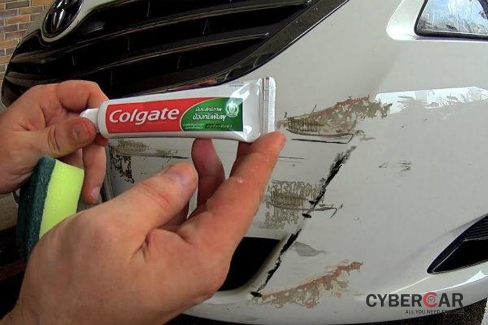 Xóa vết xước xe ô tô bằng kem đánh răng là phương pháp không đem lại hiệu quả.