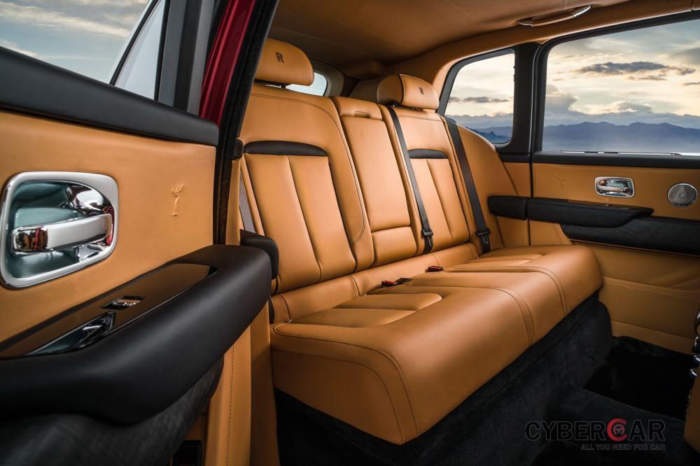 Hàng ghế sau của Rolls-Royce Cullinan 2019 ở cấu hình Lounge Seat